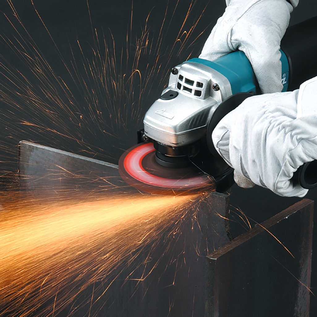9557HNRGK3 – Smerigliatrice Angolare a Corrente Compatta per taglio e smerigliatura interruttore a slitta e funzione antiriavvio Smerigliatrice angolare 115 mm motore da 840W (velocità a vuoto 11.000g/min) compatta con interruttore a slitta di facile azionamento.