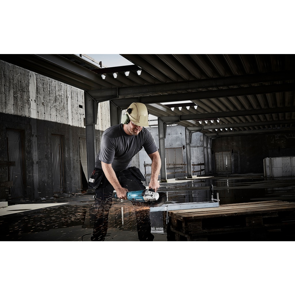 Smerigliatrice angolare a Corrente 2,200W con un disco da 230 mm per applicazioni impegnative che richiedono elevate portate. Impugnatura laterale ergonomica antivibrante orientabile su 3 posizioni. Sistema AVT per lavorare in sicurezza. Sostituzione del disco senza attrezzi.