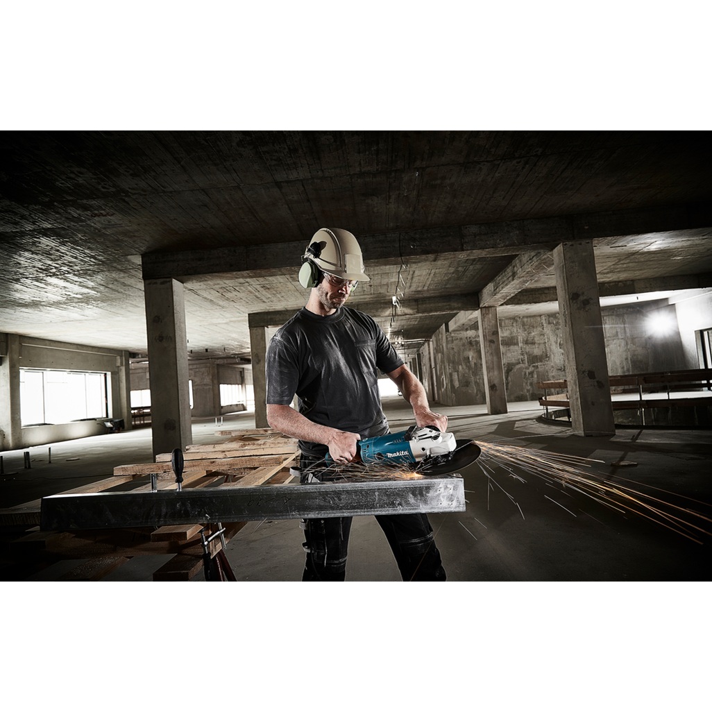Smerigliatrice angolare a Corrente 2,200W con un disco da 230 mm per applicazioni impegnative che richiedono elevate portate. Impugnatura laterale ergonomica antivibrante orientabile su 3 posizioni. Sistema AVT per lavorare in sicurezza. Sostituzione del disco senza attrezzi.