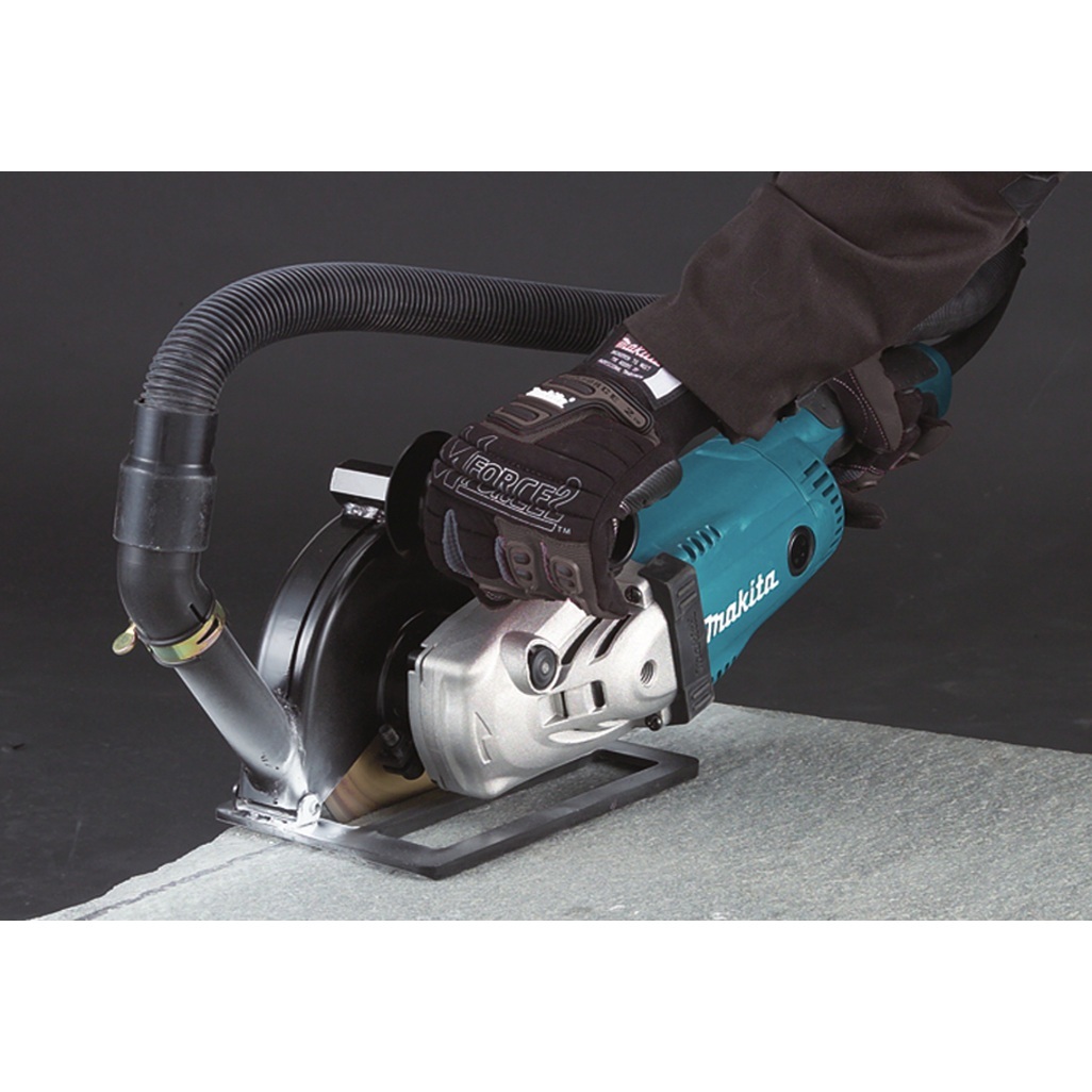 Smerigliatrice angolare a Corrente 2,200W con un disco da 230 mm per applicazioni impegnative che richiedono elevate portate. Impugnatura laterale ergonomica antivibrante orientabile su 3 posizioni. Sistema AVT per lavorare in sicurezza. Sostituzione del disco senza attrezzi.