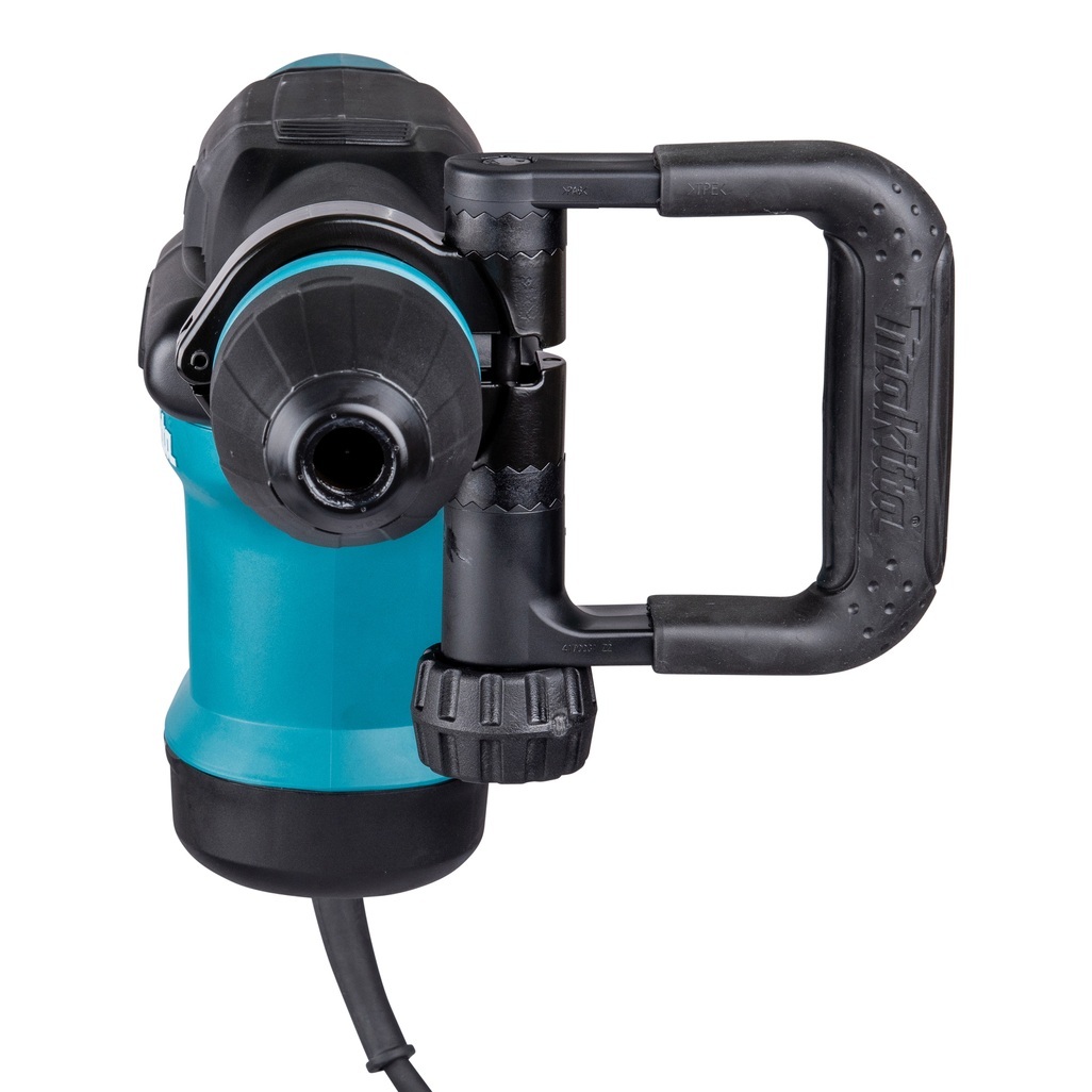 Martello demolitore 1.100 W con energia di impatto di 8,1 J ideale per un'efficiente rimozione del materiale. Compatibile con punte SDS-Max. Avviamento lento e velocità costante sotto sforzo. Il sistema Soft no load abbatte le vibrazioni anche in fase di non lavoro. Velocità di impatto regolabile: 1.100-2.650 giri/min. 16 posizioni di regolazione dello scalpello. E' presente la frizione di sicurezza per la sicurezza dell'operatore durante la lavorazione. LED di segnalazione usura spazzole e anomalie elettriche per un maggior controllo durante la lavorazione. Il sistema AVT permette di lavorare in sicurezza con la minor percezione delle vibrazioni. Cavo alimentazione 5m. Accessori in dotazione : Impugnatura laterale, grasso per codolo, valigetta, (senza scalpello).