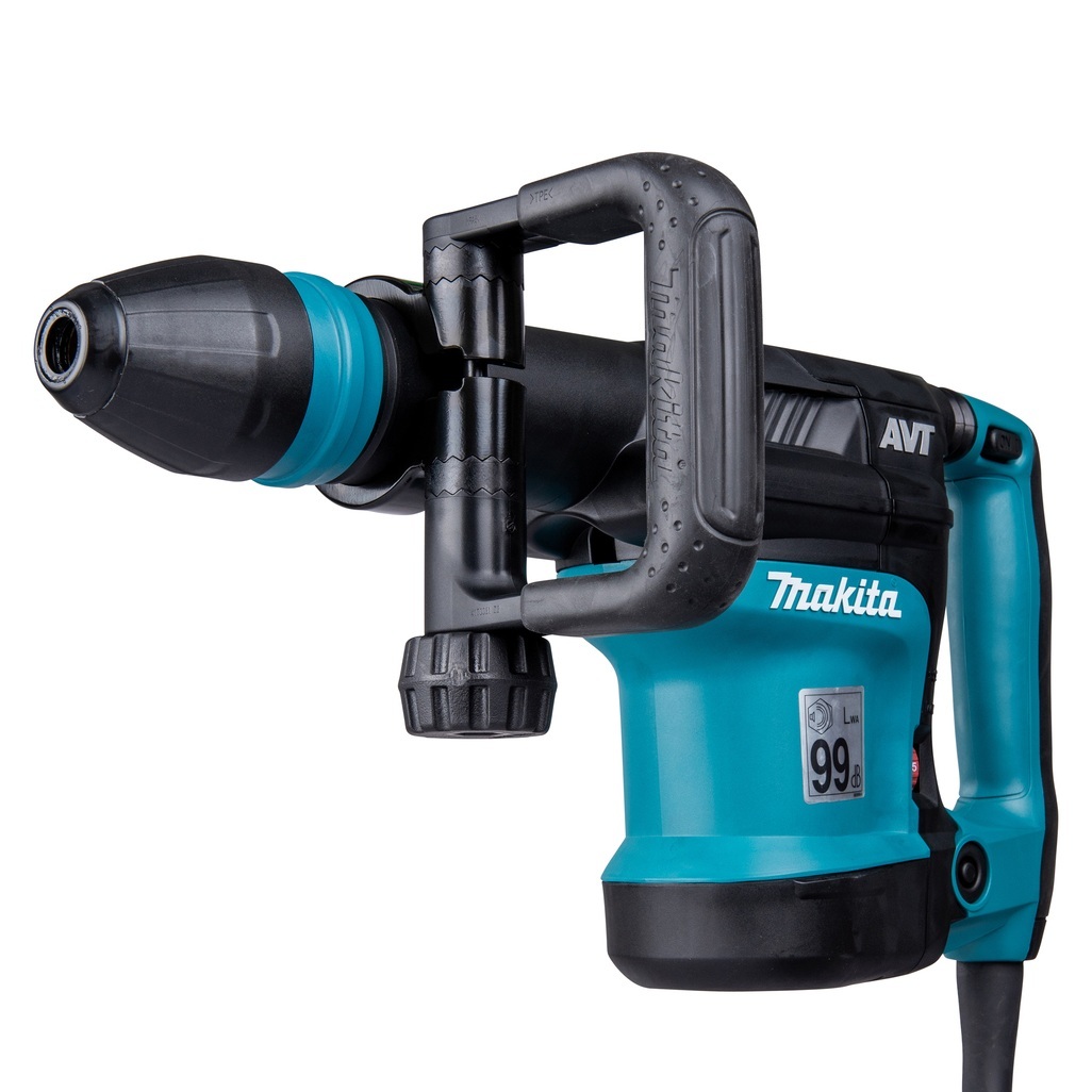 Martello demolitore 1.100 W con energia di impatto di 8,1 J ideale per un'efficiente rimozione del materiale. Compatibile con punte SDS-Max. Avviamento lento e velocità costante sotto sforzo. Il sistema Soft no load abbatte le vibrazioni anche in fase di non lavoro. Velocità di impatto regolabile: 1.100-2.650 giri/min. 16 posizioni di regolazione dello scalpello. E' presente la frizione di sicurezza per la sicurezza dell'operatore durante la lavorazione. LED di segnalazione usura spazzole e anomalie elettriche per un maggior controllo durante la lavorazione. Il sistema AVT permette di lavorare in sicurezza con la minor percezione delle vibrazioni. Cavo alimentazione 5m. Accessori in dotazione : Impugnatura laterale, grasso per codolo, valigetta, (senza scalpello).