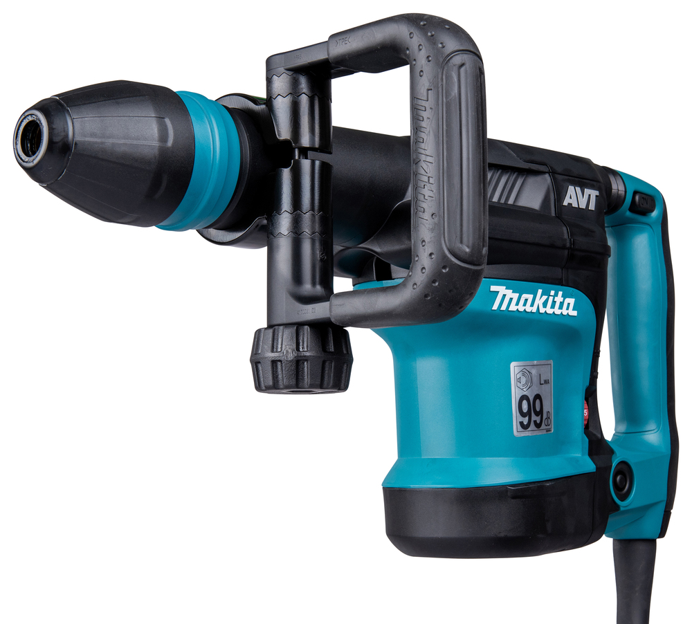Martello demolitore 1.100 W con energia di impatto di 8,1 J ideale per un'efficiente rimozione del materiale. Compatibile con punte SDS-Max. Avviamento lento e velocità costante sotto sforzo. Il sistema Soft no load abbatte le vibrazioni anche in fase di non lavoro. Velocità di impatto regolabile: 1.100-2.650 giri/min. 16 posizioni di regolazione dello scalpello. E' presente la frizione di sicurezza per la sicurezza dell'operatore durante la lavorazione. LED di segnalazione usura spazzole e anomalie elettriche per un maggior controllo durante la lavorazione. Il sistema AVT permette di lavorare in sicurezza con la minor percezione delle vibrazioni. Cavo alimentazione 5m. Accessori in dotazione : Impugnatura laterale, grasso per codolo, valigetta, (senza scalpello).