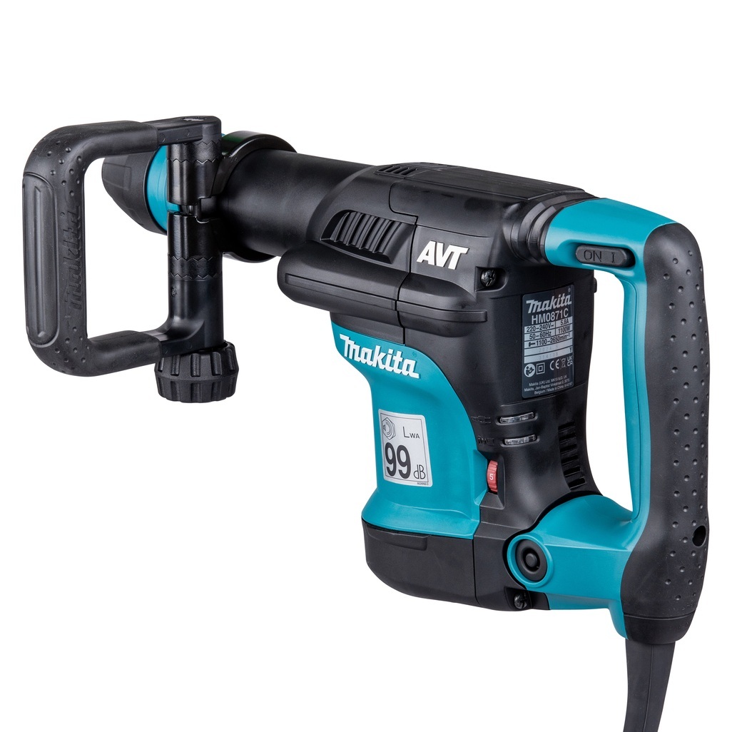 Martello demolitore 1.100 W con energia di impatto di 8,1 J ideale per un'efficiente rimozione del materiale. Compatibile con punte SDS-Max. Avviamento lento e velocità costante sotto sforzo. Il sistema Soft no load abbatte le vibrazioni anche in fase di non lavoro. Velocità di impatto regolabile: 1.100-2.650 giri/min. 16 posizioni di regolazione dello scalpello. E' presente la frizione di sicurezza per la sicurezza dell'operatore durante la lavorazione. LED di segnalazione usura spazzole e anomalie elettriche per un maggior controllo durante la lavorazione. Il sistema AVT permette di lavorare in sicurezza con la minor percezione delle vibrazioni. Cavo alimentazione 5m. Accessori in dotazione : Impugnatura laterale, grasso per codolo, valigetta, (senza scalpello).