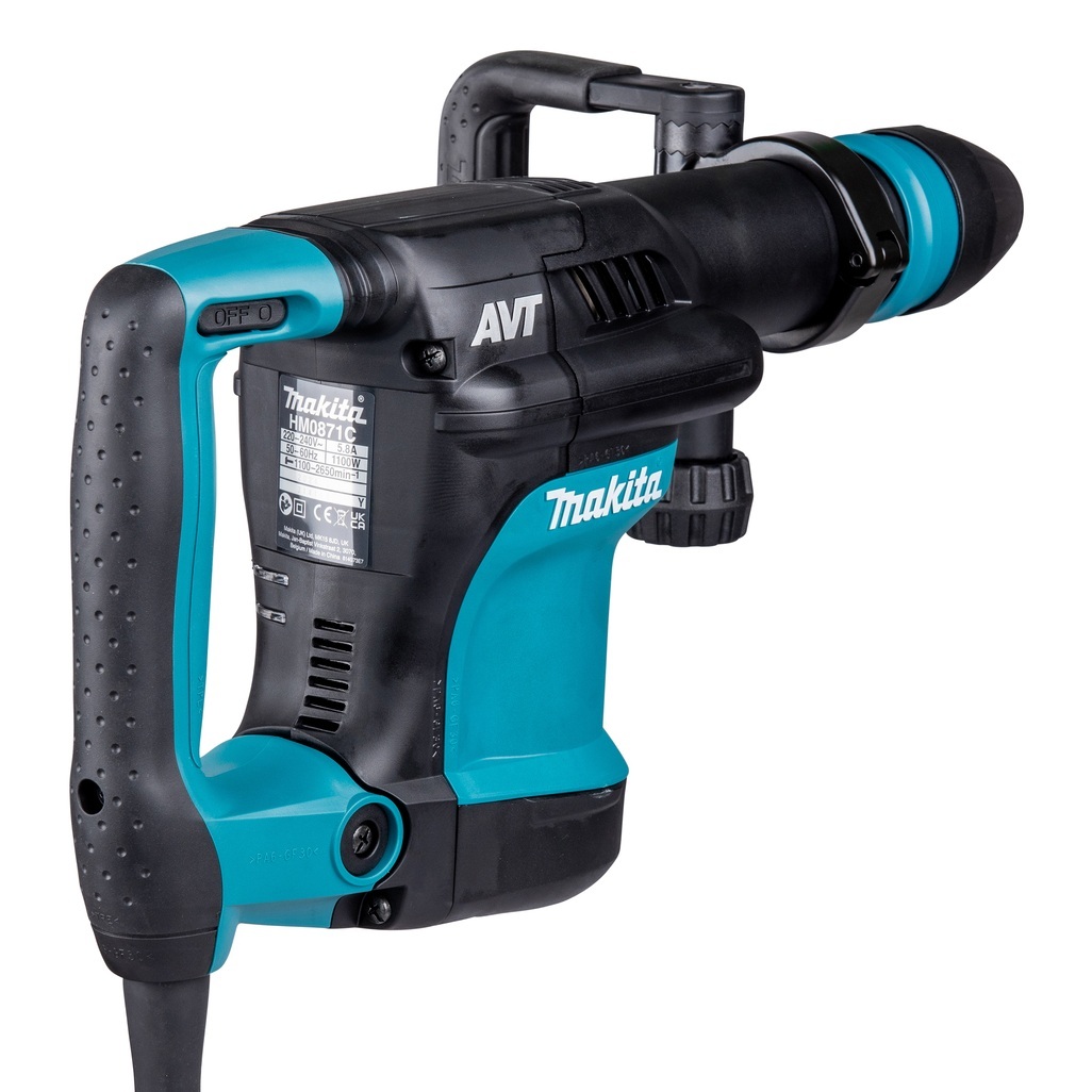 Martello demolitore 1.100 W con energia di impatto di 8,1 J ideale per un'efficiente rimozione del materiale. Compatibile con punte SDS-Max. Avviamento lento e velocità costante sotto sforzo. Il sistema Soft no load abbatte le vibrazioni anche in fase di non lavoro. Velocità di impatto regolabile: 1.100-2.650 giri/min. 16 posizioni di regolazione dello scalpello. E' presente la frizione di sicurezza per la sicurezza dell'operatore durante la lavorazione. LED di segnalazione usura spazzole e anomalie elettriche per un maggior controllo durante la lavorazione. Il sistema AVT permette di lavorare in sicurezza con la minor percezione delle vibrazioni. Cavo alimentazione 5m. Accessori in dotazione : Impugnatura laterale, grasso per codolo, valigetta, (senza scalpello).