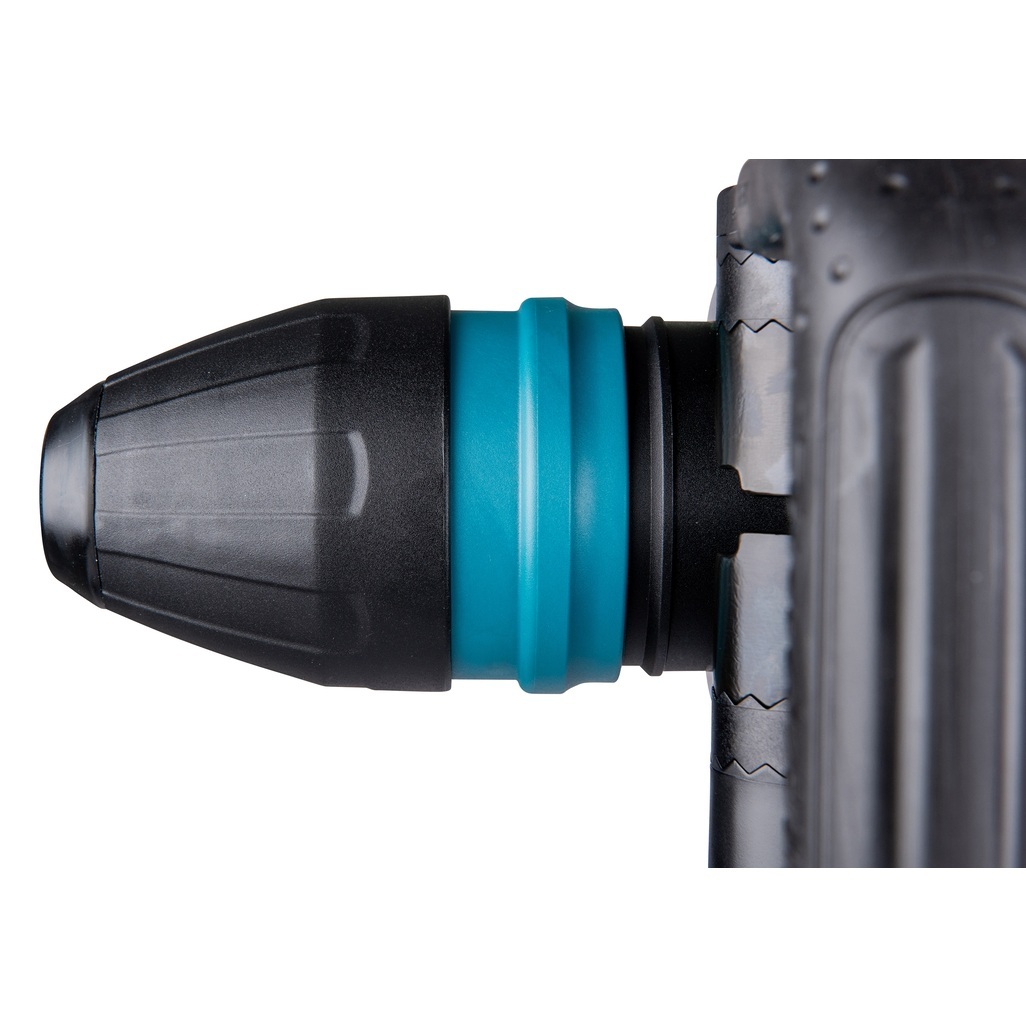 Martello demolitore 1.100 W con energia di impatto di 8,1 J ideale per un'efficiente rimozione del materiale. Compatibile con punte SDS-Max. Avviamento lento e velocità costante sotto sforzo. Il sistema Soft no load abbatte le vibrazioni anche in fase di non lavoro. Velocità di impatto regolabile: 1.100-2.650 giri/min. 16 posizioni di regolazione dello scalpello. E' presente la frizione di sicurezza per la sicurezza dell'operatore durante la lavorazione. LED di segnalazione usura spazzole e anomalie elettriche per un maggior controllo durante la lavorazione. Il sistema AVT permette di lavorare in sicurezza con la minor percezione delle vibrazioni. Cavo alimentazione 5m. Accessori in dotazione : Impugnatura laterale, grasso per codolo, valigetta, (senza scalpello).