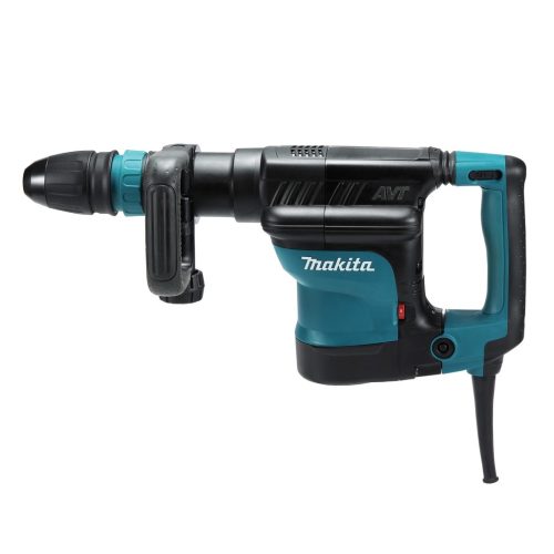 HM1111C Martello demolitore a Corrente Martello demolitore 1.300 W con energia di impatto di 11,2J ideale per un'efficiente rimozione del materiale. Compatibile con punte SDS-Max. Avviamento lento e velocità costante sotto sforzo. Il sistema Soft no load abbatte le vibrazioni anche in fase di non lavoro. Velocità di impatto regolabile: 1.100-2.650 giri/min. 12 posizioni di regolazione dello scalpello. E' presente la frizione di sicurezza per la sicurezza dell'operatore durante la lavorazione. LED di segnalazione usura spazzole e anomalie elettriche per un maggior controllo durante la lavorazione. Il sistema AVT permette di lavorare in sicurezza con la minor percezione delle vibrazioni. Cavo alimentazione 4m. Accessori indotazione : Impugnatura laterale tipo D, grasso per codolo, valigetta, (senza scalpello).