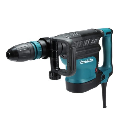 HM1111C Martello demolitore a Corrente Martello demolitore 1.300 W con energia di impatto di 11,2J ideale per un'efficiente rimozione del materiale. Compatibile con punte SDS-Max. Avviamento lento e velocità costante sotto sforzo. Il sistema Soft no load abbatte le vibrazioni anche in fase di non lavoro. Velocità di impatto regolabile: 1.100-2.650 giri/min. 12 posizioni di regolazione dello scalpello. E' presente la frizione di sicurezza per la sicurezza dell'operatore durante la lavorazione. LED di segnalazione usura spazzole e anomalie elettriche per un maggior controllo durante la lavorazione. Il sistema AVT permette di lavorare in sicurezza con la minor percezione delle vibrazioni. Cavo alimentazione 4m. Accessori indotazione : Impugnatura laterale tipo D, grasso per codolo, valigetta, (senza scalpello).