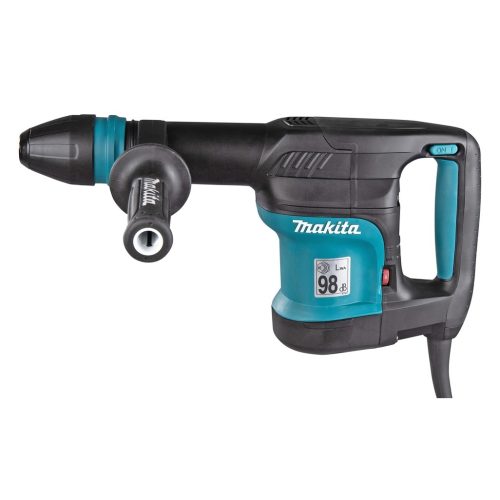 HM0870C Martello Demolitore a Corrente Martello demolitore 1.100 W con energia di impatto di 7,6 J ideale per un'efficiente rimozione del materiale. Compatibile con punte SDS-Max. Avviamento lento e velocità costante sotto sforzo. Il sistema Soft no load abbatte le vibrazioni anche in fase di non lavoro. Velocità di impatto regolabile: 1.100-2.650 giri/min. 12 posizioni di regolazione dello scalpello. E' presente la frizione di sicurezza per la sicurezza dell'operatore durante la lavorazione. LED di segnalazione usura spazzole e anomalie elettriche per un maggior controllo durante la lavorazione. Cavo alimentazione 5m. Accessori in dotazione : Impugnatura laterale, grasso per codolo, valigetta.