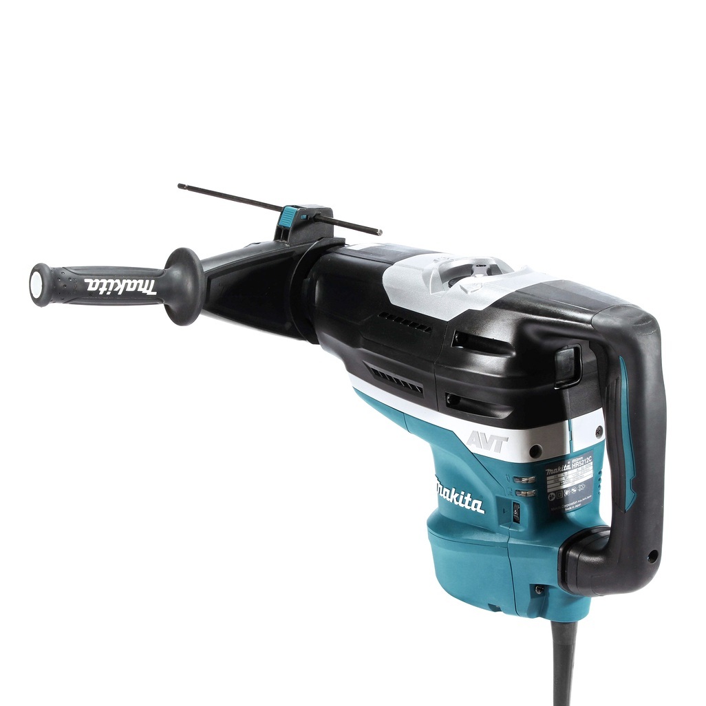 HR5212C Martello Rotativo combinato SDS-Max compatibile a Corrente Martello rotativo combinato SDS-Max compatibile 52 mm - AVT - 2 Funzioni Martello rotativo SDS Max compatibile, con impugnatura ergonomica dotato di motore da 1.510 W con avviamento morbido. Capacità di foratura nel CLS di 52 mm e potenza del colpo di 20,0 J. Dotato di 2 funzioni: percussione , rotazione + percussione. Disponibili 16 posizioni per la regolazione dello scalpello. E' presente la frizione di sicurezza per la sicurezza dell'operatore durante la lavorazione. Interruttore a slitta di blocco solo con la funzione percussione. Dotato di tecnologia anti vibrazione (AVT) per ridurre al minimo le vibrazioni durante l'utilizzo. Il sistema soft no load permette di ridurre le vibrazioni anche in fase di non lavoro. La tecnologia di feedback attivo (AFT) sempre attivo, monitora il lavoro a tutela dell'utilizzatore arrestando la macchina in caso di blocco della punta durante la foratura evitando la rotazione della stessa intorno all'asse della punta. LED per segnalare usura spazzole e anomalie. Questo utensile è la scelta ideale per lavori di ristrutturazione e costruzione. Cavo di alimentazione 5m. Accessori in dotazione: Impugnatura laterale diritta, asta di profondità, grasso per codolo, panno, valigetta.
