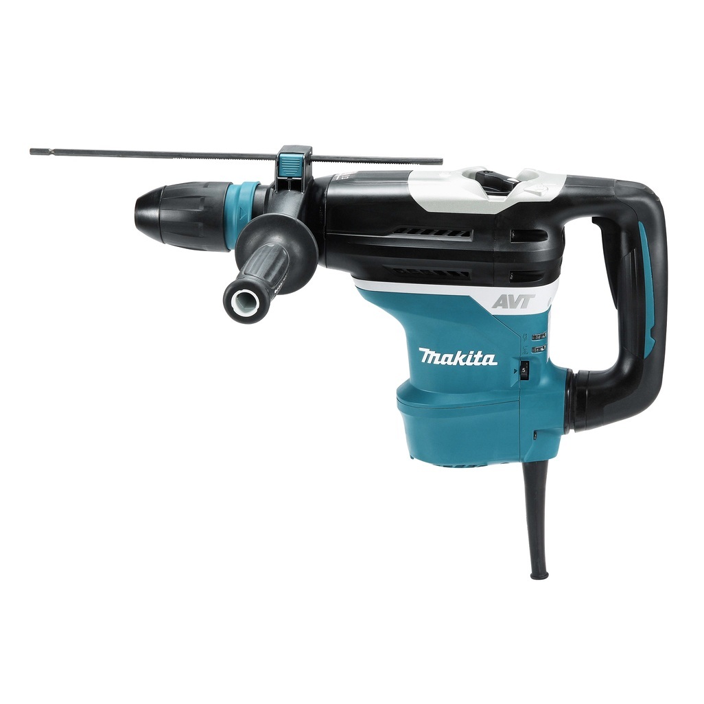 Martello rotativo SDS Max compatibile, con impugnatura ergonomica dotato di motore da 1.100 W con avviamento morbido. Capacità di foratura nel CLS di 40 mm e potenza del colpo di 8,0 J. Dotato di 2 funzioni: percussione , rotazione + percussione. Disponibili 12 posizioni perla regolazione dello scalpello. E' presente la frizione di sicurezza per la sicurezza dell'operatore durante la lavorazione. Dotato di tecnologia anti vibrazione (AVT) per ridurre al minimo le vibrazioni durante l'utilizzo. Il sistema soft no load permette di ridurre le vibrazioni anche in fase di non lavoro. La tecnologia di feedback attivo (AFT) sempre attivo, monitora il lavoro a tutela dell'utilizzatore arrestando la macchina in caso di blocco della punta durante la foratura evitando la rotazione della stessa intorno all'asse della punta. LED per segnalare usura spazzole e anomalie. Questo utensile è la scelta ideale per lavori di ristrutturazione e costruzione. Cavo di alimentazione 5m. Accessori in dotazione: Impugnatura laterale diritta, asta di profondità, grasso per codolo, panno, valigetta.