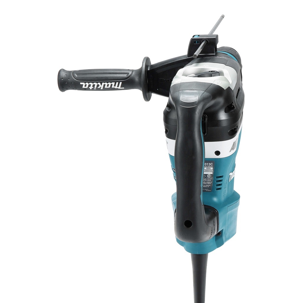 Martello rotativo SDS Max compatibile, con impugnatura ergonomica dotato di motore da 1.100 W con avviamento morbido. Capacità di foratura nel CLS di 40 mm e potenza del colpo di 8,0 J. Dotato di 2 funzioni: percussione , rotazione + percussione. Disponibili 12 posizioni perla regolazione dello scalpello. E' presente la frizione di sicurezza per la sicurezza dell'operatore durante la lavorazione. Dotato di tecnologia anti vibrazione (AVT) per ridurre al minimo le vibrazioni durante l'utilizzo. Il sistema soft no load permette di ridurre le vibrazioni anche in fase di non lavoro. La tecnologia di feedback attivo (AFT) sempre attivo, monitora il lavoro a tutela dell'utilizzatore arrestando la macchina in caso di blocco della punta durante la foratura evitando la rotazione della stessa intorno all'asse della punta. LED per segnalare usura spazzole e anomalie. Questo utensile è la scelta ideale per lavori di ristrutturazione e costruzione. Cavo di alimentazione 5m. Accessori in dotazione: Impugnatura laterale diritta, asta di profondità, grasso per codolo, panno, valigetta.