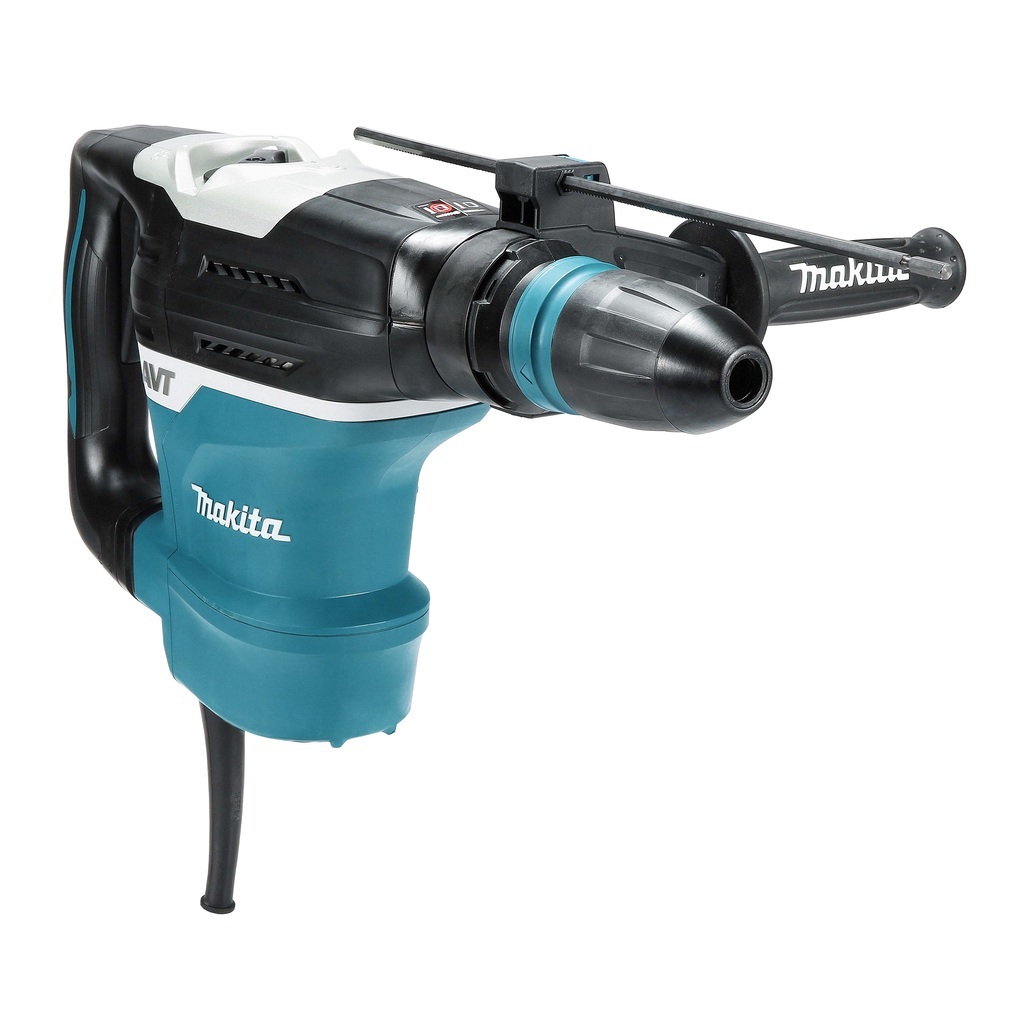 Martello rotativo SDS Max compatibile, con impugnatura ergonomica dotato di motore da 1.100 W con avviamento morbido. Capacità di foratura nel CLS di 40 mm e potenza del colpo di 8,0 J. Dotato di 2 funzioni: percussione , rotazione + percussione. Disponibili 12 posizioni perla regolazione dello scalpello. E' presente la frizione di sicurezza per la sicurezza dell'operatore durante la lavorazione. Dotato di tecnologia anti vibrazione (AVT) per ridurre al minimo le vibrazioni durante l'utilizzo. Il sistema soft no load permette di ridurre le vibrazioni anche in fase di non lavoro. La tecnologia di feedback attivo (AFT) sempre attivo, monitora il lavoro a tutela dell'utilizzatore arrestando la macchina in caso di blocco della punta durante la foratura evitando la rotazione della stessa intorno all'asse della punta. LED per segnalare usura spazzole e anomalie. Questo utensile è la scelta ideale per lavori di ristrutturazione e costruzione. Cavo di alimentazione 5m. Accessori in dotazione: Impugnatura laterale diritta, asta di profondità, grasso per codolo, panno, valigetta.