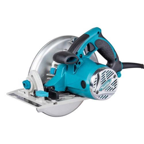 Sega circolare potente ad alte prestazioni. Sega circolare ad alte prestazioni con un motore da 1.800W per una velocità a vuoto di 5.200 g/min. Grazie alla lama da 210 mm ha una capacità di taglio massima di 75,5 mm a 90°. Corpo in magnesio leggero e robusto per una maggiore affidabilità. LED per illuminare la zona di lavoro. Riferimenti di guida regolabili per un migliore controllo dei tagli perpendicolari o inclinati e scale graduate ben leggibili per facilitare i tagli inclinati. Carter della lama con ampia bocchetta di aspirazione, cavo di alimentazione 2,5 m. Fornita con valigetta MAKPAC e 2 lame.