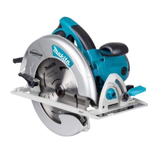 Sega circolare potente ad alte prestazioni. Sega circolare ad alte prestazioni con un motore da 1.800W per una velocità a vuoto di 5.200 g/min. Grazie alla lama da 210 mm ha una capacità di taglio massima di 75,5 mm a 90°. Corpo in magnesio leggero e robusto per una maggiore affidabilità. LED per illuminare la zona di lavoro. Riferimenti di guida regolabili per un migliore controllo dei tagli perpendicolari o inclinati e scale graduate ben leggibili per facilitare i tagli inclinati. Carter della lama con ampia bocchetta di aspirazione, cavo di alimentazione 2,5 m. Fornita con valigetta MAKPAC e 2 lame.