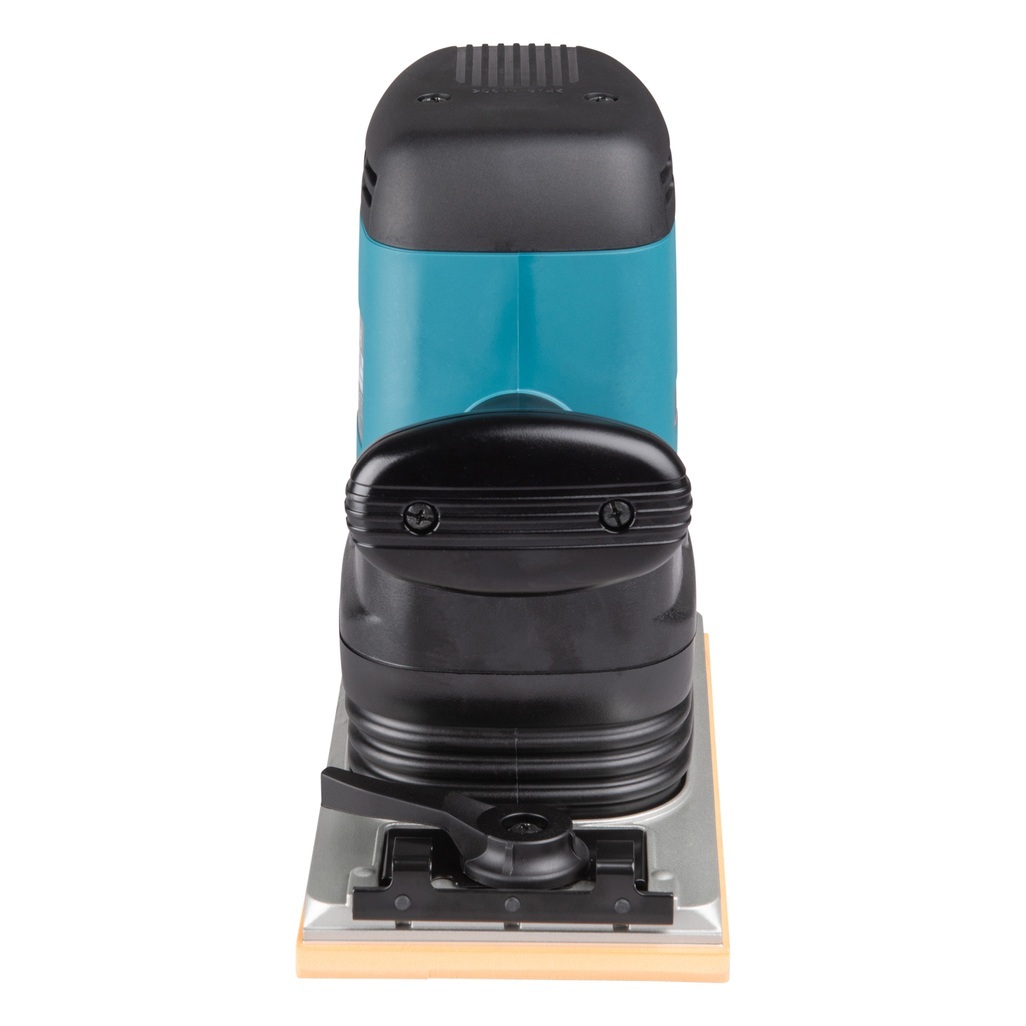 9046J – Levigatrice Orbitale Rettangolare a Corrente Levigatrice Orbitale a Corrente potente e resistente Levigatrice orbitale rettangolare a corrente per applicazioni professionali. Movimento orbitale di grande ampiezza per un’abrasione elevata, motore da 6.000W, base per la carta abrasiva di dimensioni 115x280 mm con possibilità di fissaggio sia con velcro che con ganci Possibilità di aspirazione polveri mediante sacchetto o aspiratore Cavo alimentazione 2,5 metri Fornita con valigetta Makpac tipo 2.
