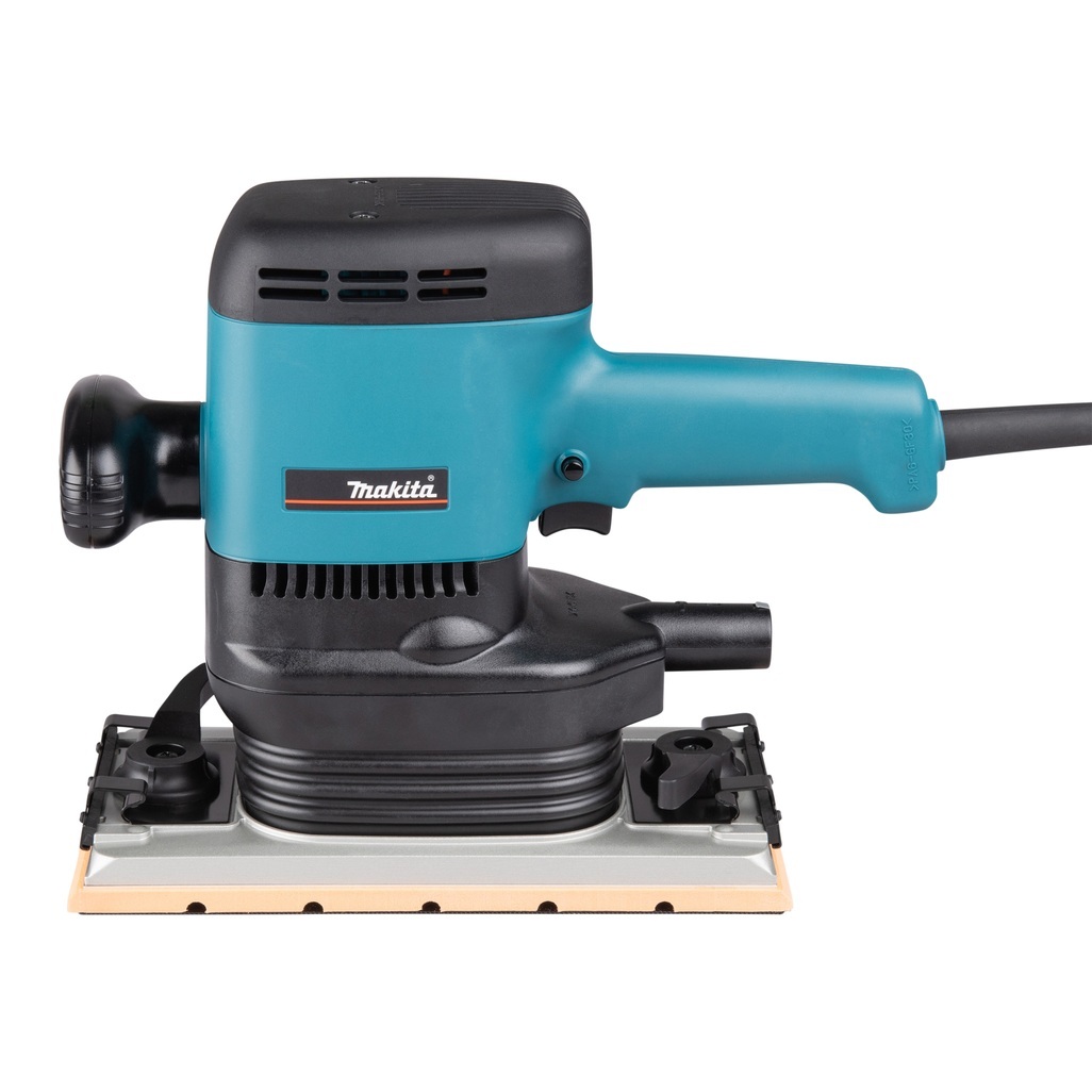 9046J – Levigatrice Orbitale Rettangolare a Corrente Levigatrice Orbitale a Corrente potente e resistente Levigatrice orbitale rettangolare a corrente per applicazioni professionali. Movimento orbitale di grande ampiezza per un’abrasione elevata, motore da 6.000W, base per la carta abrasiva di dimensioni 115x280 mm con possibilità di fissaggio sia con velcro che con ganci Possibilità di aspirazione polveri mediante sacchetto o aspiratore Cavo alimentazione 2,5 metri Fornita con valigetta Makpac tipo 2.