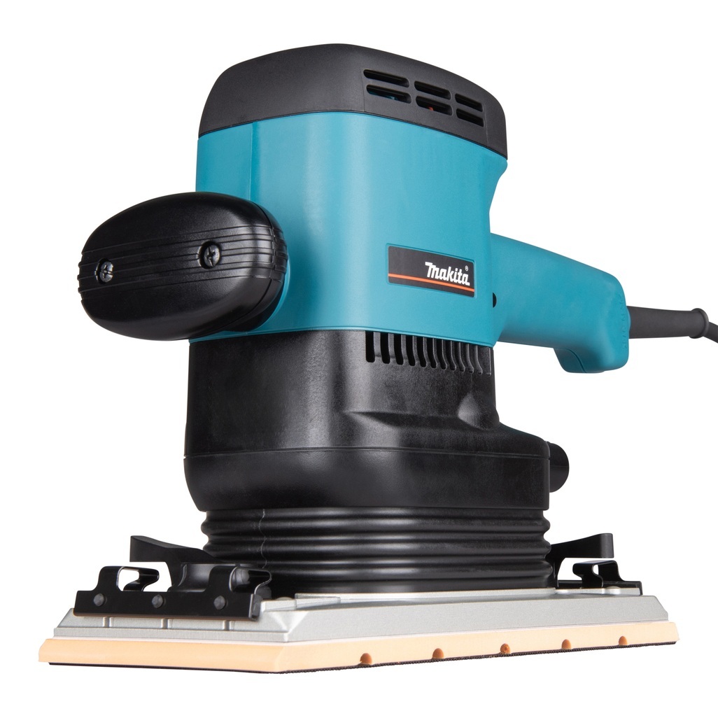 9046J – Levigatrice Orbitale Rettangolare a Corrente Levigatrice Orbitale a Corrente potente e resistente Levigatrice orbitale rettangolare a corrente per applicazioni professionali. Movimento orbitale di grande ampiezza per un’abrasione elevata, motore da 6.000W, base per la carta abrasiva di dimensioni 115x280 mm con possibilità di fissaggio sia con velcro che con ganci Possibilità di aspirazione polveri mediante sacchetto o aspiratore Cavo alimentazione 2,5 metri Fornita con valigetta Makpac tipo 2.