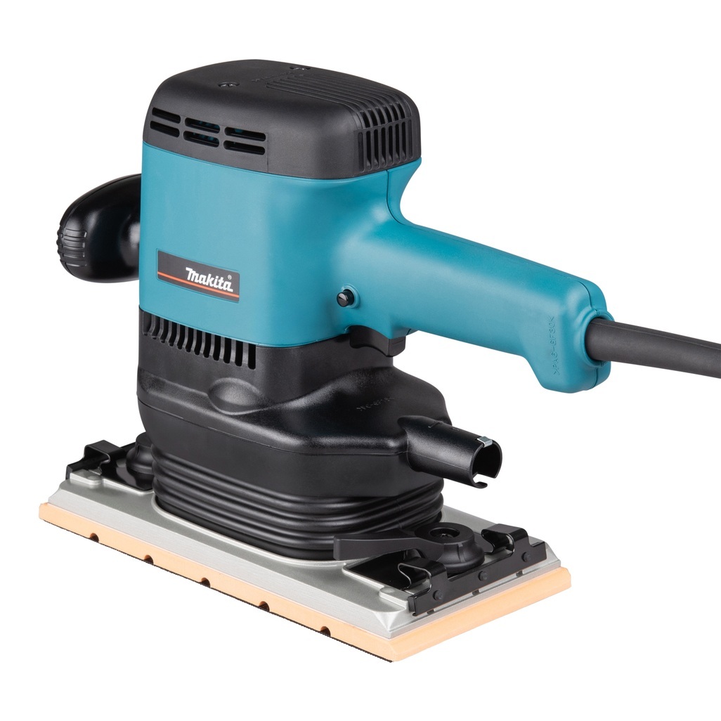 9046J – Levigatrice Orbitale Rettangolare a Corrente Levigatrice Orbitale a Corrente potente e resistente Levigatrice orbitale rettangolare a corrente per applicazioni professionali. Movimento orbitale di grande ampiezza per un’abrasione elevata, motore da 6.000W, base per la carta abrasiva di dimensioni 115x280 mm con possibilità di fissaggio sia con velcro che con ganci Possibilità di aspirazione polveri mediante sacchetto o aspiratore Cavo alimentazione 2,5 metri Fornita con valigetta Makpac tipo 2.