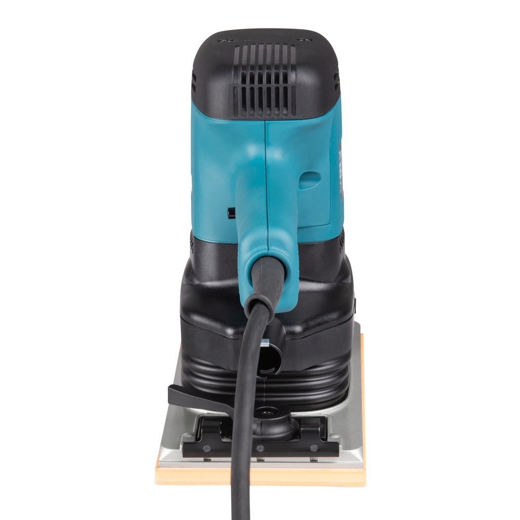 9046J – Levigatrice Orbitale Rettangolare a Corrente Levigatrice Orbitale a Corrente potente e resistente Levigatrice orbitale rettangolare a corrente per applicazioni professionali. Movimento orbitale di grande ampiezza per un’abrasione elevata, motore da 6.000W, base per la carta abrasiva di dimensioni 115x280 mm con possibilità di fissaggio sia con velcro che con ganci Possibilità di aspirazione polveri mediante sacchetto o aspiratore Cavo alimentazione 2,5 metri Fornita con valigetta Makpac tipo 2.