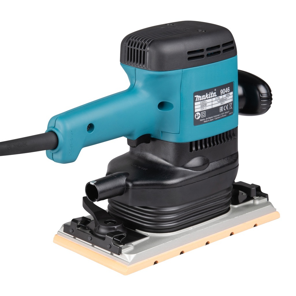 9046J – Levigatrice Orbitale Rettangolare a Corrente Levigatrice Orbitale a Corrente potente e resistente Levigatrice orbitale rettangolare a corrente per applicazioni professionali. Movimento orbitale di grande ampiezza per un’abrasione elevata, motore da 6.000W, base per la carta abrasiva di dimensioni 115x280 mm con possibilità di fissaggio sia con velcro che con ganci Possibilità di aspirazione polveri mediante sacchetto o aspiratore Cavo alimentazione 2,5 metri Fornita con valigetta Makpac tipo 2.