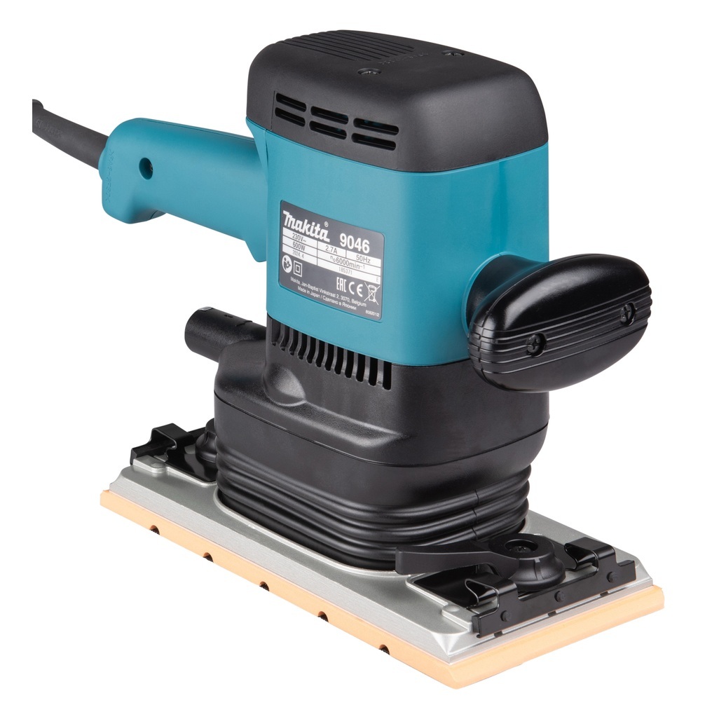 9046J – Levigatrice Orbitale Rettangolare a Corrente Levigatrice Orbitale a Corrente potente e resistente Levigatrice orbitale rettangolare a corrente per applicazioni professionali. Movimento orbitale di grande ampiezza per un’abrasione elevata, motore da 6.000W, base per la carta abrasiva di dimensioni 115x280 mm con possibilità di fissaggio sia con velcro che con ganci Possibilità di aspirazione polveri mediante sacchetto o aspiratore Cavo alimentazione 2,5 metri Fornita con valigetta Makpac tipo 2.