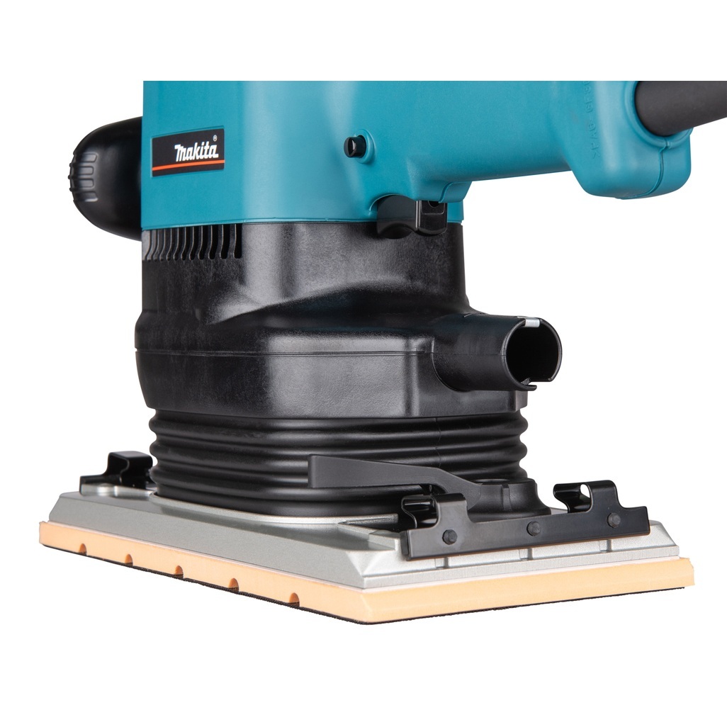 9046J – Levigatrice Orbitale Rettangolare a Corrente Levigatrice Orbitale a Corrente potente e resistente Levigatrice orbitale rettangolare a corrente per applicazioni professionali. Movimento orbitale di grande ampiezza per un’abrasione elevata, motore da 6.000W, base per la carta abrasiva di dimensioni 115x280 mm con possibilità di fissaggio sia con velcro che con ganci Possibilità di aspirazione polveri mediante sacchetto o aspiratore Cavo alimentazione 2,5 metri Fornita con valigetta Makpac tipo 2.