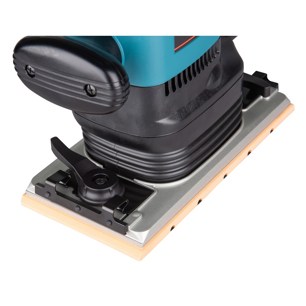 9046J – Levigatrice Orbitale Rettangolare a Corrente Levigatrice Orbitale a Corrente potente e resistente Levigatrice orbitale rettangolare a corrente per applicazioni professionali. Movimento orbitale di grande ampiezza per un’abrasione elevata, motore da 6.000W, base per la carta abrasiva di dimensioni 115x280 mm con possibilità di fissaggio sia con velcro che con ganci Possibilità di aspirazione polveri mediante sacchetto o aspiratore Cavo alimentazione 2,5 metri Fornita con valigetta Makpac tipo 2.