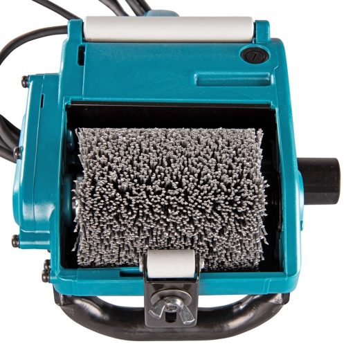9741J – Levigatrice a Rullo a Corrente Progettata per smerigliare, pulire e lucidare vari materiali Levigatrice a rullo (100x120mm) da 860W utilizzabile in diversi settori: in falegnameria (per levigare, far risaltare la venatura del legno), in edilizia (per il rifacimento di pareti verniciate e per la lucidatura marmi e graniti), in carpenteria leggera (per togliere la ruggine da materiali ferrosi) Freno motore Cavo alimentazione 5 metri.
