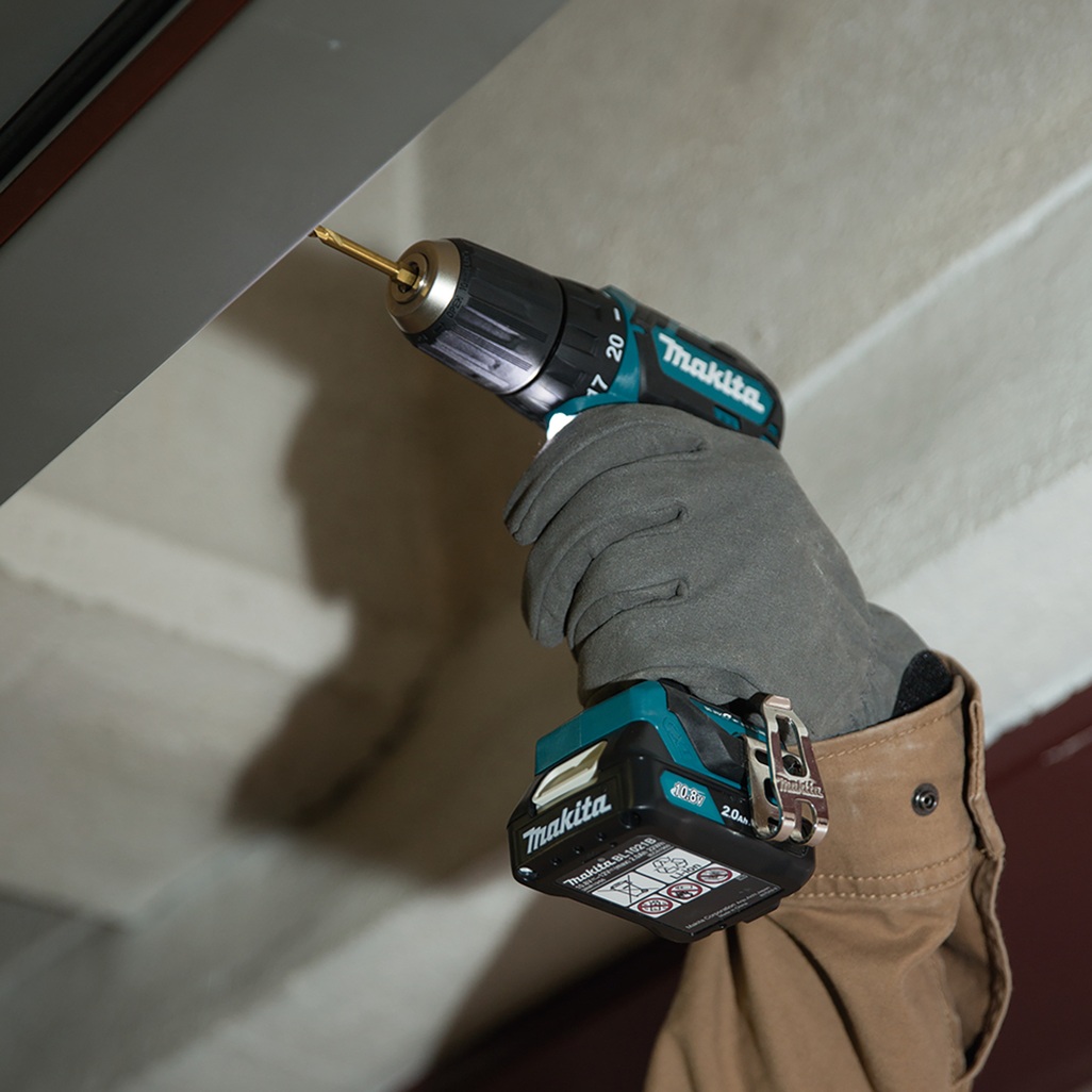 Trapano avvitatore 12Vmax con BL Motor ad alte prestazioni dal design ultra compatto con mandrino autoserrante Ø max 10mm e Impugnatura ergonomica soft-grip. Due velocità meccaniche, velocità variabile e regolazione della frizione in 20 posizioni. Fornito con: 2 batterie 2,0 Ah BL1021B, caricabatterie 30’, valigetta MAKPAC tipo 1 (821549-5).