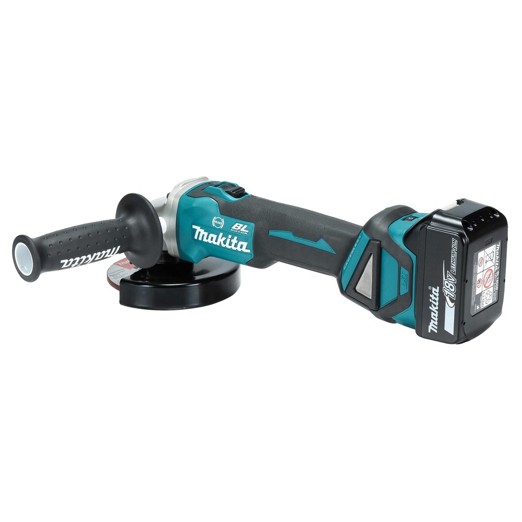 DGA513RTJ – Smerigliatrice Angolare a Batteria Smerigliatrice angolare 18V 125/115 mm BL Smerigliatrice angolare potente 18V con motore brushless per alte prestazioni. Il Corpo macchina estremamente sottire e l'impugnatura ergonomica permettono un maggior comfort durante l'utilizzo. La velocità variabile 3.000 -8.500 g/min per adattarsi alle esigenze dell'operatore. La presenza di interruttore a slitta di facile azionamento, il freno motore ed il blocco accensione permettono all'operatore di lavorare in sicurezza. La funzione antiriavvio permette di evitare il contraccolpo durante l'avvio della macchina. È presente l'indicatore della carica residua della batteria per un maggior controllo durante le lavorazioni. Fornito con 2 batterie 5,0Ah BL1850B, caricabatterie rapido 45' DC18RC, valigetta makpac tipo 3 (821551-8), disco abrasivo, impugnatura laterale.