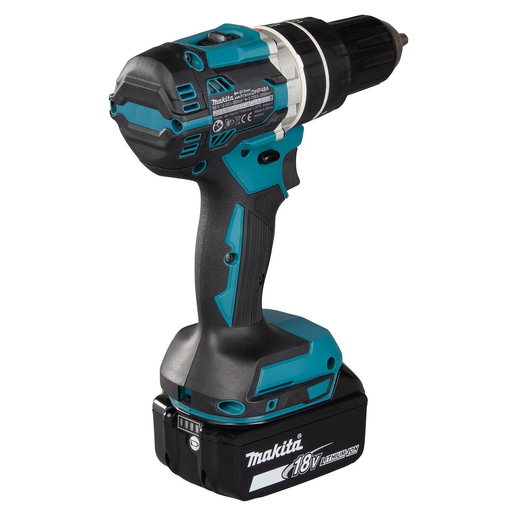 DHP484RT3J – Trapano Avvitatore a Percussione LXT a Batteria Trapano avvitatore c/percussione 18V 13 mm - 54 Nm – BL Trapano avvitatore a percussione 18V efficiente dotato di motore senza spazzole per applicazioni di avvitatura e foratura con o senza l'utilizzo della percussione. Possibilità di impostare due livelli di potenza. Coppia di serraggio massima 54 Nm. Uno strumento versatile per installatori, costruttori e personale di manutenzione. Luce LED integrata. Fornito con 3 batterie 5,0 Ah BL1850B, caricabatterie rapido 45' DC18RC, valigetta MAKPAC tipo 2 (821550-0).