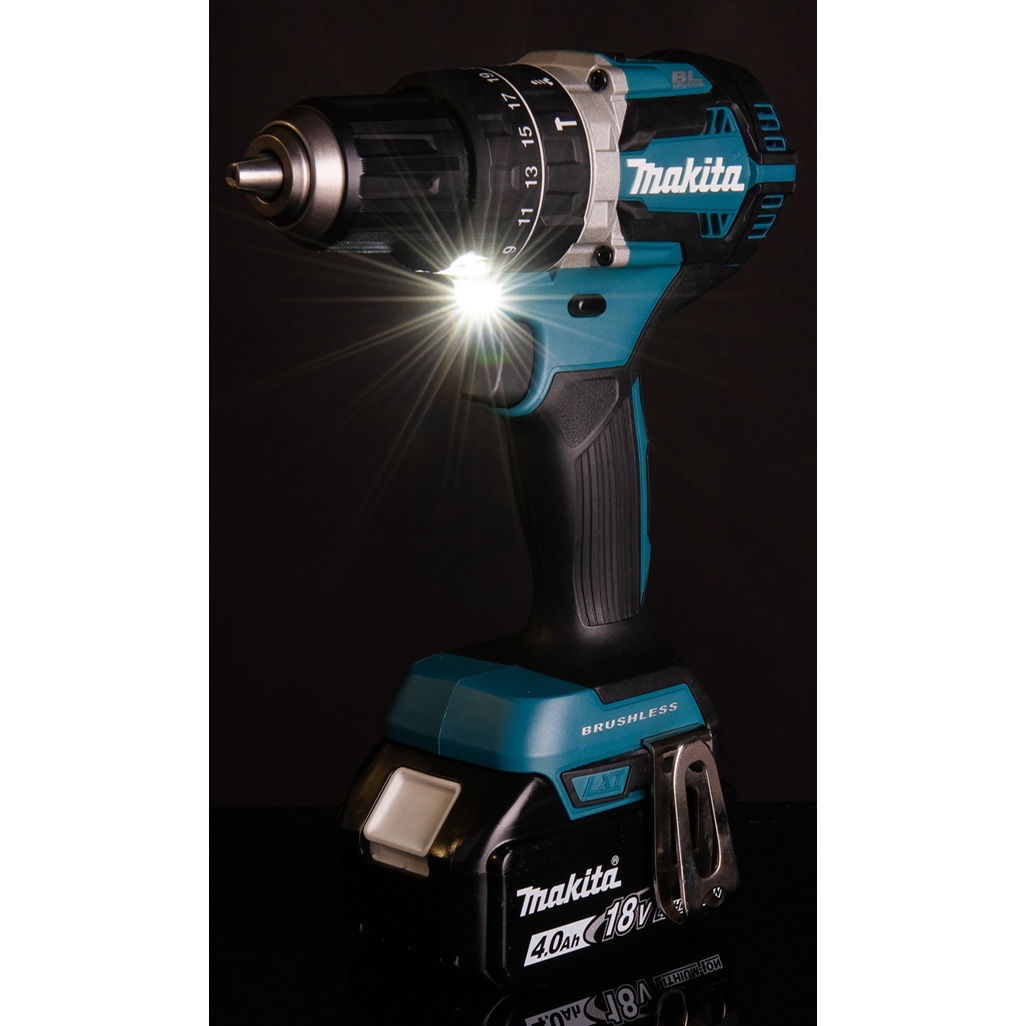 DHP484RT3J – Trapano Avvitatore a Percussione LXT a Batteria Trapano avvitatore c/percussione 18V 13 mm - 54 Nm – BL Trapano avvitatore a percussione 18V efficiente dotato di motore senza spazzole per applicazioni di avvitatura e foratura con o senza l'utilizzo della percussione. Possibilità di impostare due livelli di potenza. Coppia di serraggio massima 54 Nm. Uno strumento versatile per installatori, costruttori e personale di manutenzione. Luce LED integrata. Fornito con 3 batterie 5,0 Ah BL1850B, caricabatterie rapido 45' DC18RC, valigetta MAKPAC tipo 2 (821550-0).