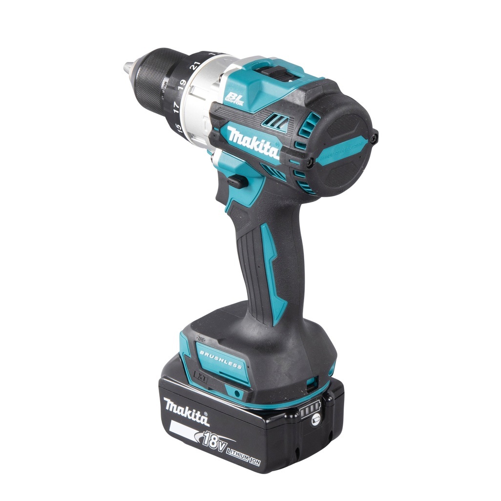 DHP486RTJ – Trapano Avvitatore a Percussione LXT a Batteria Trapano avvitatore c/percussione 18V 13 mm - 130Nm – BL Trapano avvitatore con percussione LXT® 18V efficiente dotato di motore senza spazzole per applicazioni di avvitatura e foratura con o senza l'utilizzo della percussione. Possibilità di impostare due livelli di potenza. Coppia di serraggio massima 130 / 65 Nm. Uno strumento versatile per installatori, costruttori e personale di manutenzione. Luce LED integrata. Fornito con due batterie da 5,0 Ah e caricabatterie. fornito con valigetta MAKPAC.