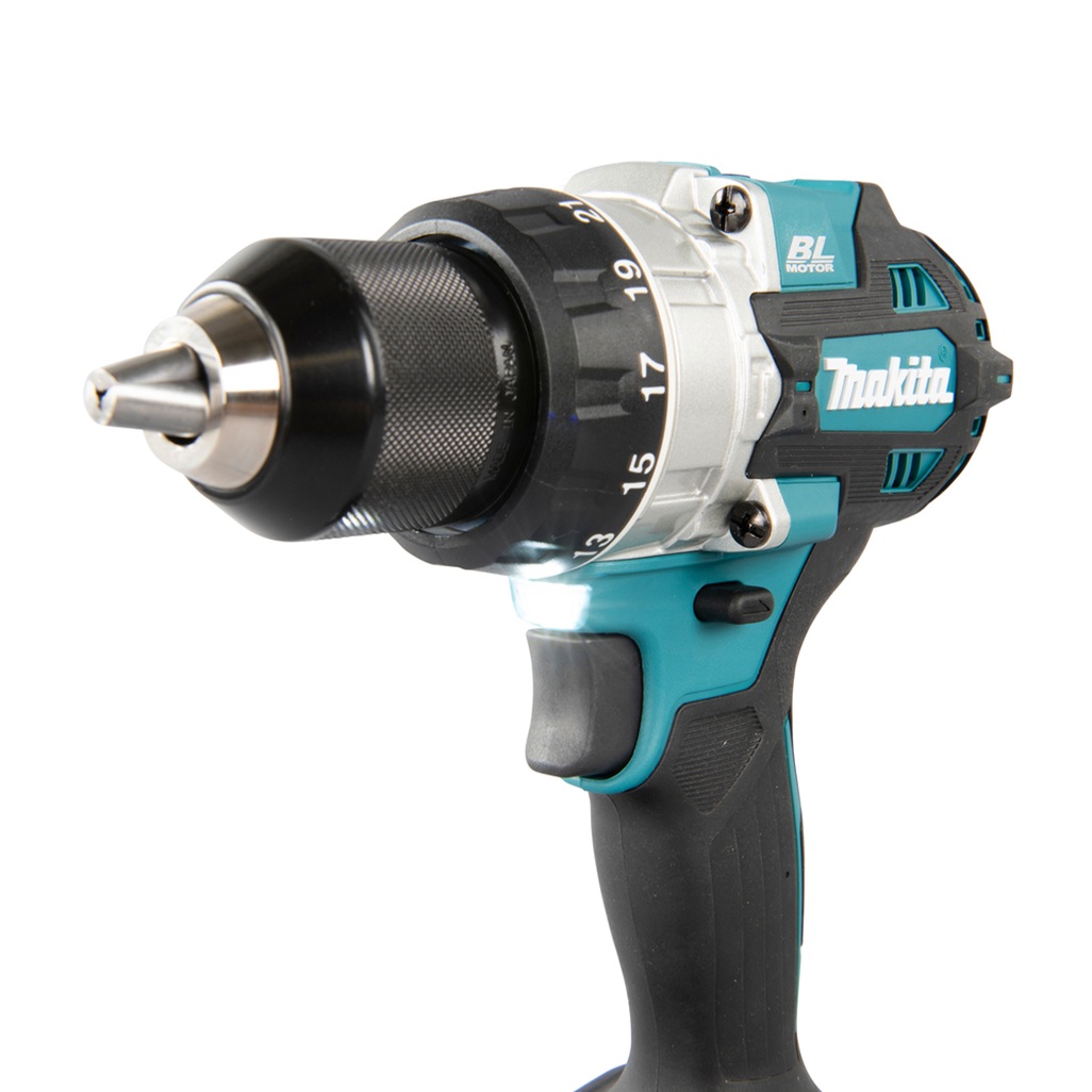 DHP486RTJ – Trapano Avvitatore a Percussione LXT a Batteria Trapano avvitatore c/percussione 18V 13 mm - 130Nm – BL Trapano avvitatore con percussione LXT® 18V efficiente dotato di motore senza spazzole per applicazioni di avvitatura e foratura con o senza l'utilizzo della percussione. Possibilità di impostare due livelli di potenza. Coppia di serraggio massima 130 / 65 Nm. Uno strumento versatile per installatori, costruttori e personale di manutenzione. Luce LED integrata. Fornito con due batterie da 5,0 Ah e caricabatterie. fornito con valigetta MAKPAC.