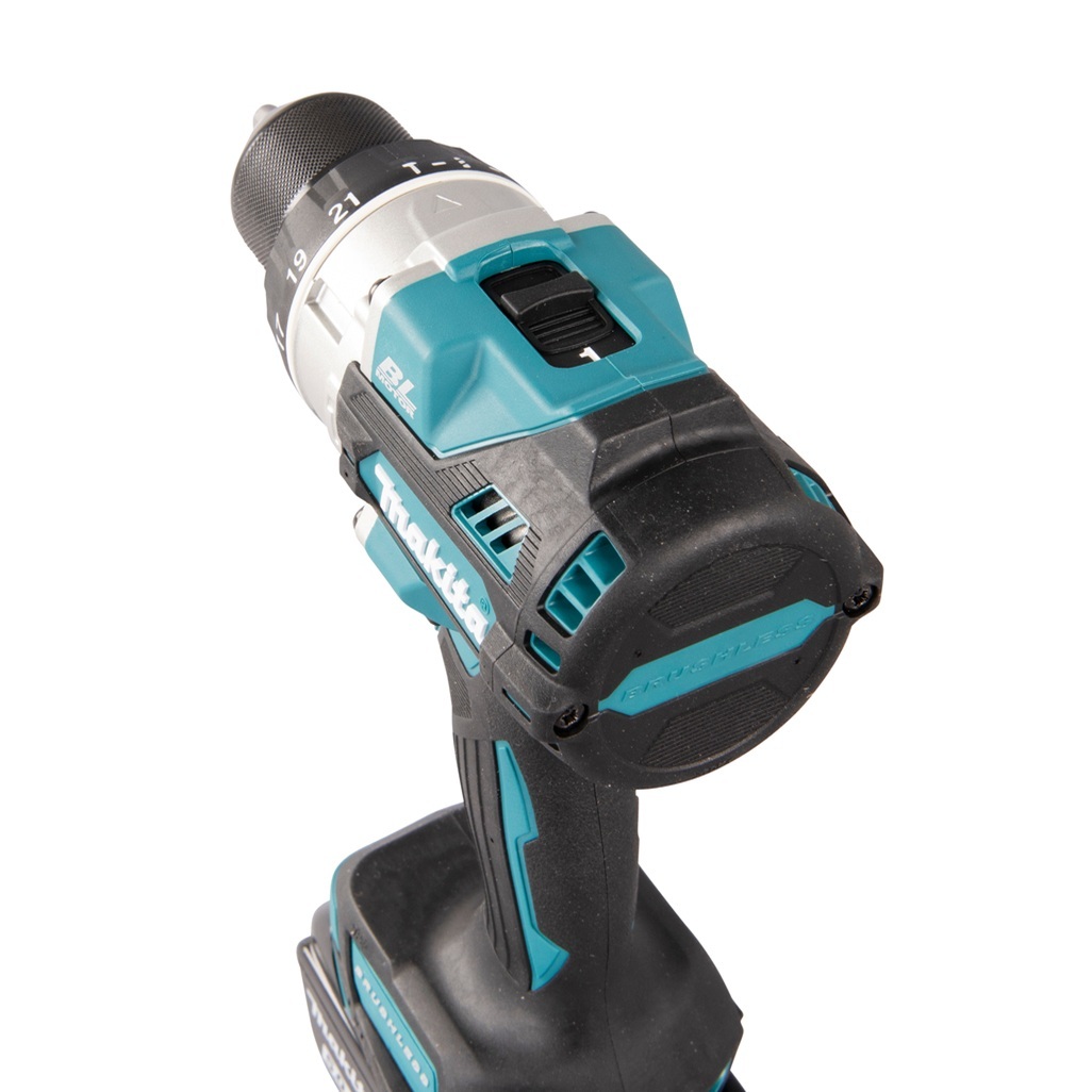 DHP486RTJ – Trapano Avvitatore a Percussione LXT a Batteria Trapano avvitatore c/percussione 18V 13 mm - 130Nm – BL Trapano avvitatore con percussione LXT® 18V efficiente dotato di motore senza spazzole per applicazioni di avvitatura e foratura con o senza l'utilizzo della percussione. Possibilità di impostare due livelli di potenza. Coppia di serraggio massima 130 / 65 Nm. Uno strumento versatile per installatori, costruttori e personale di manutenzione. Luce LED integrata. Fornito con due batterie da 5,0 Ah e caricabatterie. fornito con valigetta MAKPAC.
