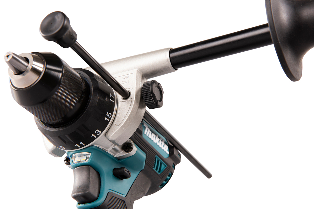 DHP486RTJ – Trapano Avvitatore a Percussione LXT a Batteria Trapano avvitatore c/percussione 18V 13 mm - 130Nm – BL Trapano avvitatore con percussione LXT® 18V efficiente dotato di motore senza spazzole per applicazioni di avvitatura e foratura con o senza l'utilizzo della percussione. Possibilità di impostare due livelli di potenza. Coppia di serraggio massima 130 / 65 Nm. Uno strumento versatile per installatori, costruttori e personale di manutenzione. Luce LED integrata. Fornito con due batterie da 5,0 Ah e caricabatterie. fornito con valigetta MAKPAC.