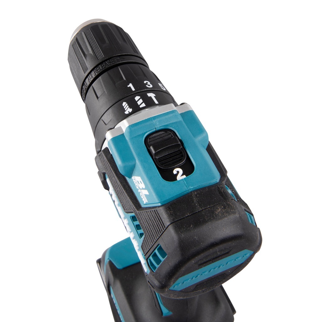 DHP487ZJ – Trapano Avvitatore a Percussione LXT a Batteria Trapano avvitatore c/percussione 18V 13 mm - 40Nm – BL Un trapano avvitatore con percussione LXT® 18V efficiente con motore senza spazzole per applicazioni di avvitatura e foratura con o senza l'utilizzo di percussione. Possibilità di impostare due livelli di potenza. Coppia di serraggio massima 40 Nm. Uno strumento versatile per installatori, costruttori e personale di manutenzione. Luce LED integrata. Fornito senza batterie e caricabatterie. fornito con valigetta MAKPAC.