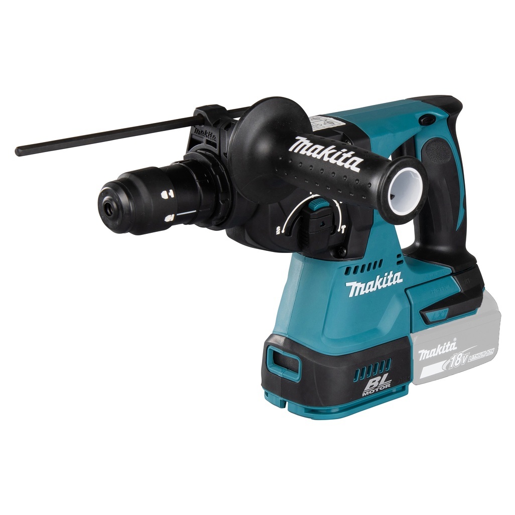 DHR243ZJ – Tassellatore LXT a Batteria Tassellatore 18V SDS-Plus compatibile 24 mm BL - 3 funz - Corpo macchina Tassellatore 18V dotato di motore brushless per alte prestazioni con mandrino ad innesto rapido per punte SDS-Plus compatibile. Energia d'urto di 2,0 J. 3 funzioni: rotazione, percussione, rotazione + percussione. La possibilità di funzione reverse di semplice azionamento permette di utilizzare la macchina in entrambi i sensi nella foratura. Orientamento scalpello in 40 angolazioni. E' presente un sistema attivo di aspirazione delle polveri integrato, per mantenere pulita l'area di lavoro e salvaguardare la salute dell'operatore. La batteria è collegata all'utensile tramite un supporto in gomma per diminuire le vibrazioni durante l'utilizzo. Il sistema XPT permette l'utilizzo in presenza di polvere e gocce d'acqua. Fornito senza batterie e caricabatterie. Fornito con valigetta makpac.