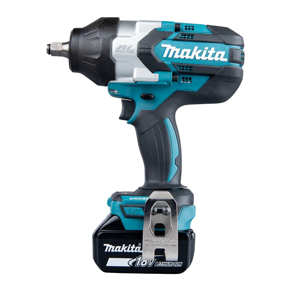 Chiave a impulsi dotata di motore brushless e ad alta coppia di serraggio con tre regolazioni di velocità per lavori gravosi. Potente chiave a impulsi con attacco da 1/2" dotata di motore brushless, con coppia di serraggio massima fino a 1.200 Nm ideale per applicazioni che richiedono un'elevata coppia di serraggio. Fornita con due batterie da 5,0 Ah e caricabatterie. Fornita con valigetta MAKPAC.