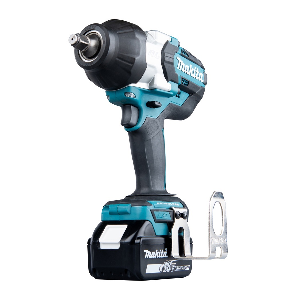 Chiave a impulsi dotata di motore brushless e ad alta coppia di serraggio con tre regolazioni di velocità per lavori gravosi. Potente chiave a impulsi con attacco da 1/2" dotata di motore brushless, con coppia di serraggio massima fino a 1.200 Nm ideale per applicazioni che richiedono un'elevata coppia di serraggio. Fornita con due batterie da 5,0 Ah e caricabatterie. Fornita con valigetta MAKPAC.