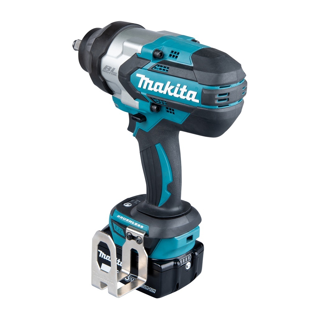 Chiave a impulsi dotata di motore brushless e ad alta coppia di serraggio con tre regolazioni di velocità per lavori gravosi. Potente chiave a impulsi con attacco da 1/2" dotata di motore brushless, con coppia di serraggio massima fino a 1.200 Nm ideale per applicazioni che richiedono un'elevata coppia di serraggio. Fornita con due batterie da 5,0 Ah e caricabatterie. Fornita con valigetta MAKPAC.