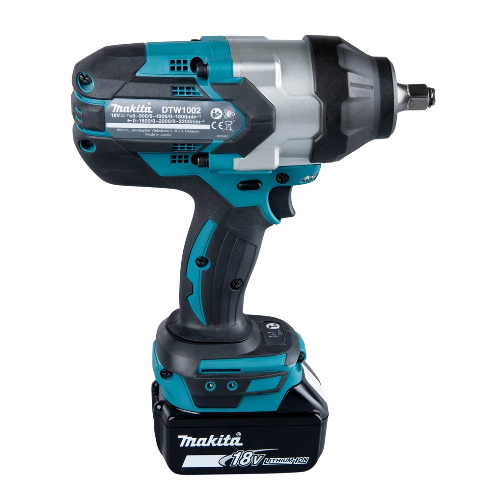 Chiave a impulsi dotata di motore brushless e ad alta coppia di serraggio con tre regolazioni di velocità per lavori gravosi. Potente chiave a impulsi con attacco da 1/2" dotata di motore brushless, con coppia di serraggio massima fino a 1.200 Nm ideale per applicazioni che richiedono un'elevata coppia di serraggio. Fornita con due batterie da 5,0 Ah e caricabatterie. Fornita con valigetta MAKPAC.