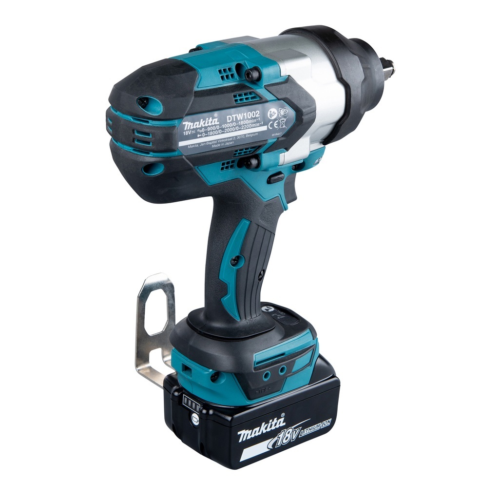 Chiave a impulsi dotata di motore brushless e ad alta coppia di serraggio con tre regolazioni di velocità per lavori gravosi. Potente chiave a impulsi con attacco da 1/2" dotata di motore brushless, con coppia di serraggio massima fino a 1.200 Nm ideale per applicazioni che richiedono un'elevata coppia di serraggio. Fornita con due batterie da 5,0 Ah e caricabatterie. Fornita con valigetta MAKPAC.