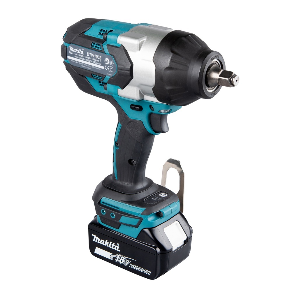 Chiave a impulsi dotata di motore brushless e ad alta coppia di serraggio con tre regolazioni di velocità per lavori gravosi. Potente chiave a impulsi con attacco da 1/2" dotata di motore brushless, con coppia di serraggio massima fino a 1.200 Nm ideale per applicazioni che richiedono un'elevata coppia di serraggio. Fornita con due batterie da 5,0 Ah e caricabatterie. Fornita con valigetta MAKPAC.