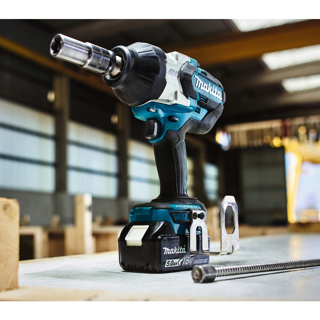 DTW1002ZJ - Avvitatore a Impulsi LXT Chiave ad impulsi dotata di motore brushless e ad alta coppia di serraggio con tre regolazioni di velocità per lavori gravosi. Potente chiave ad impulsi con attacco da 1/2" dotata di motore brushless, con coppia di serraggio massima fino a 1.200 Nm ideale per applicazioni che richiedono un'elevata coppia di serraggio. Fornito senza batterie e caricabatterie. Fornito in valigetta MAKPAC.