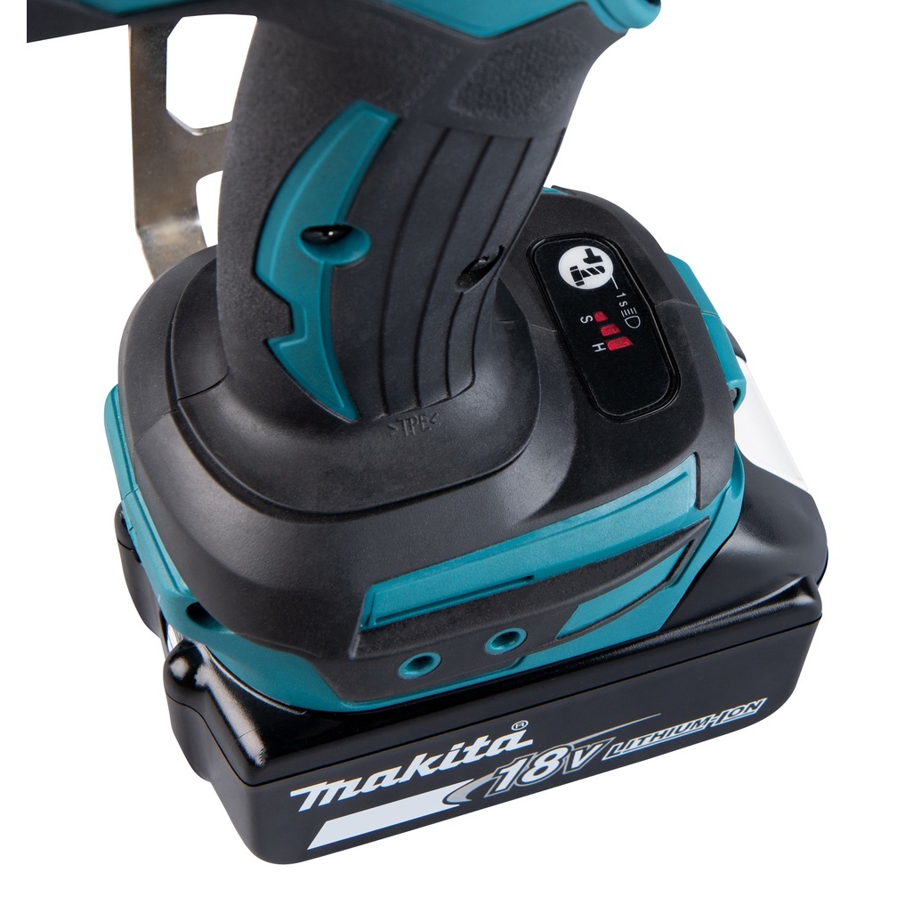 Chiave a impulsi dotata di motore brushless e ad alta coppia di serraggio con tre regolazioni di velocità per lavori gravosi. Potente chiave a impulsi con attacco da 1/2" dotata di motore brushless, con coppia di serraggio massima fino a 1.200 Nm ideale per applicazioni che richiedono un'elevata coppia di serraggio. Fornita con due batterie da 5,0 Ah e caricabatterie. Fornita con valigetta MAKPAC.