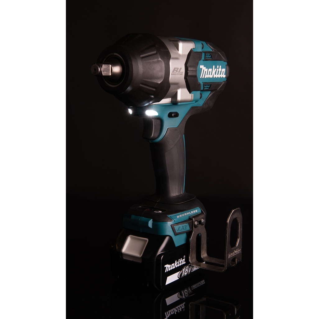 Chiave a impulsi dotata di motore brushless e ad alta coppia di serraggio con tre regolazioni di velocità per lavori gravosi. Potente chiave a impulsi con attacco da 1/2" dotata di motore brushless, con coppia di serraggio massima fino a 1.200 Nm ideale per applicazioni che richiedono un'elevata coppia di serraggio. Fornita con due batterie da 5,0 Ah e caricabatterie. Fornita con valigetta MAKPAC.