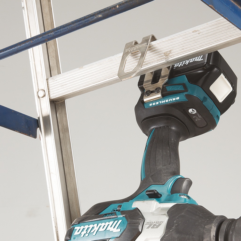 Chiave a impulsi dotata di motore brushless e ad alta coppia di serraggio con tre regolazioni di velocità per lavori gravosi. Potente chiave a impulsi con attacco da 1/2" dotata di motore brushless, con coppia di serraggio massima fino a 1.200 Nm ideale per applicazioni che richiedono un'elevata coppia di serraggio. Fornita con due batterie da 5,0 Ah e caricabatterie. Fornita con valigetta MAKPAC.
