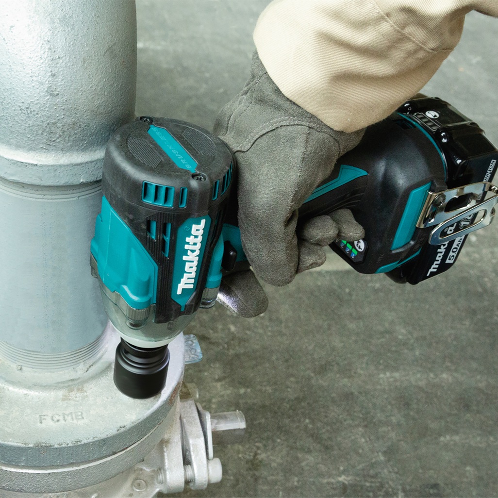 DTW300ZJ – Avvitatore a Impulsi Avvitatore ad impulsi compatto ed efficiente, dotato di motore brushless con diverse regolazioni di potenza Avvitatore ad impulsi potente e compatto, lunghezza di soli 144 mm con attacco da 1/2". Le dimensioni ridotte e il peso ridotto rendono questo attrezzo facile da usare, offrendo una coppia di serraggio massima di 330 Nm. Quattro regolazioni di velocità. Dotato di luce a LED. Fornito in valigetta MAKPAC senza batterie e caricabatterie.